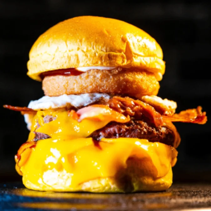 Hamburguesa premium de JR BURGER Palencia - Medallón de carne con costra perfecta